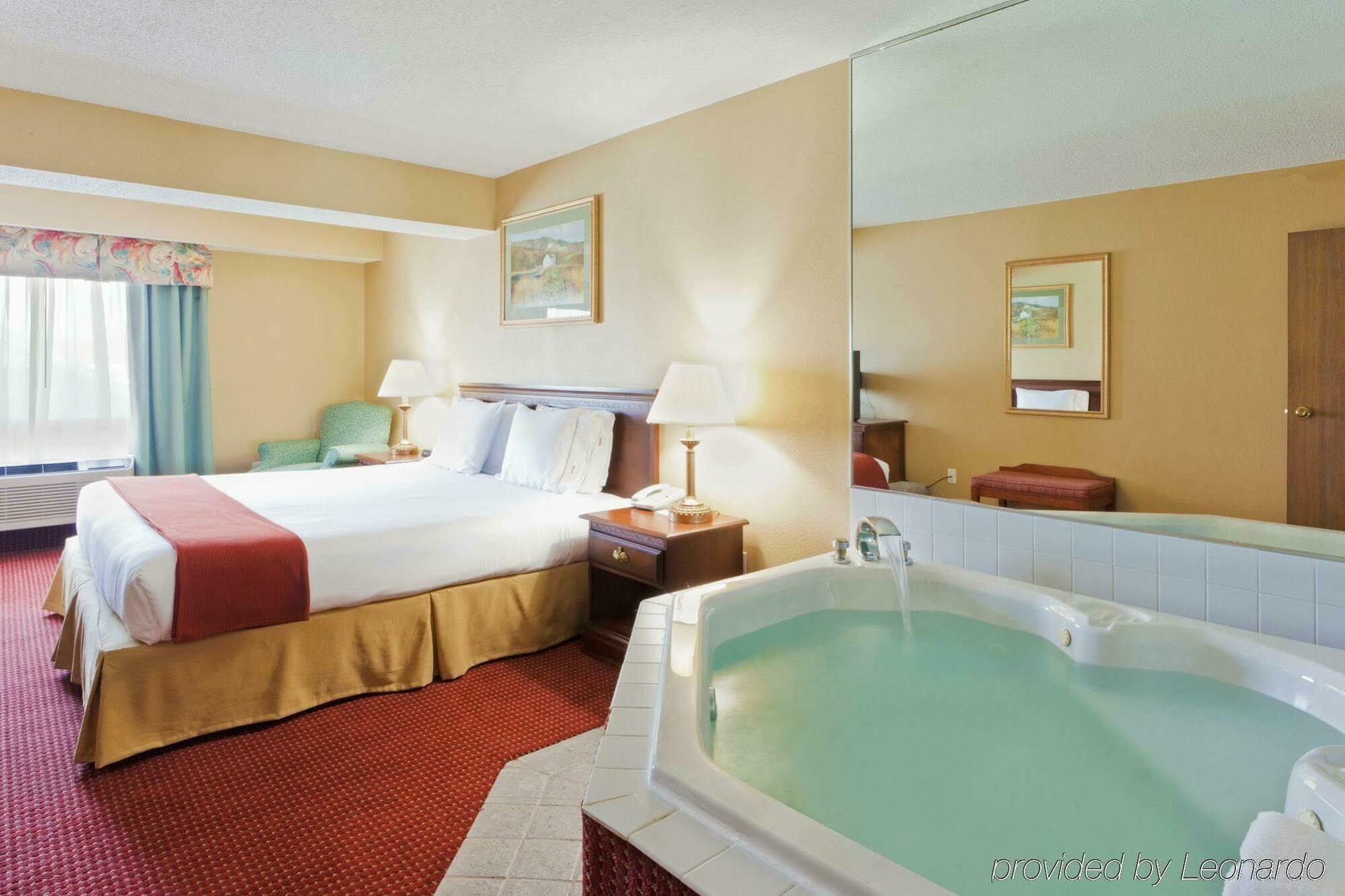Holiday Inn Express Irwin Pa Tpk Exit 67 By Ihg Quarto foto
